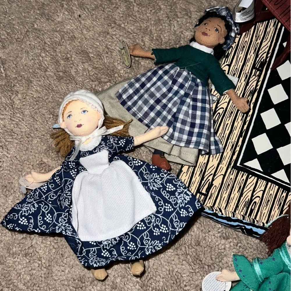 Vintage Colonial Williamsburg Cloth Fabric Dollhouse with Furniture and Dolls